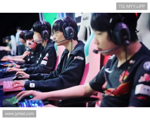 DOTA2深度解析：探讨FPX战队在比赛中的战术灵活性与应变能力