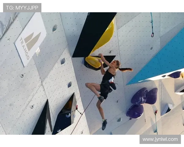 广州攀岩队边路渗透战术解析与攀岩热点探讨