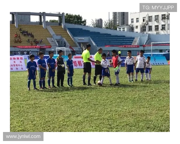 以足球明星成长历程解读绿茵精神传承与时代荣耀故事集华章录篇
